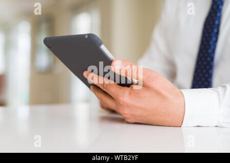 Nahaufnahme des mittleren Alters mit Tablet Mann Stockfoto