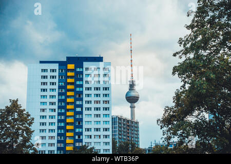 Bunte plattenbau Gebäude neben dem Fernsehturm in Berlin Stockfoto