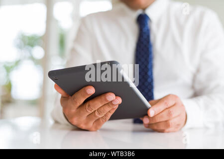 Nahaufnahme des mittleren Alters mit Tablet Mann Stockfoto