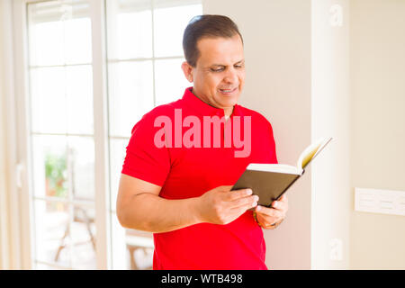 Mittleres Alter Mann ein Buch zu Hause lesen Stockfoto