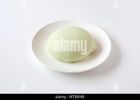 Grüne runde Melone pan auf Platte closeup auf weißem Hintergrund Stockfoto