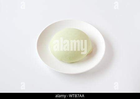Grüne runde Melone pan auf Platte closeup auf weißem Hintergrund Stockfoto