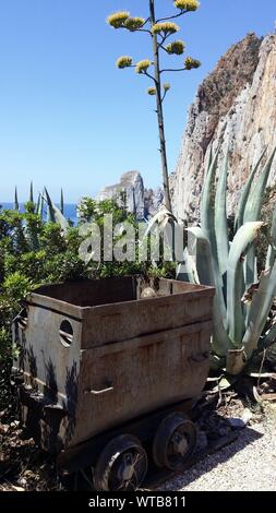 Am Eingang der Mine in Sardinien Stockfoto