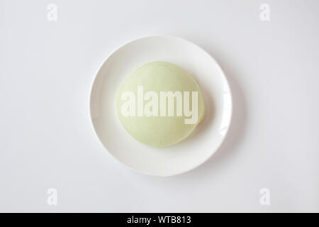 Grüne runde Melone pan auf Platte closeup auf weißem Hintergrund Stockfoto