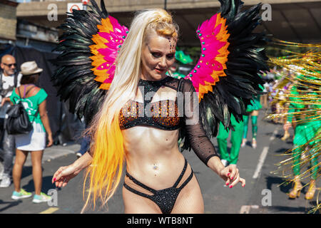 Eine Parade Teilnehmer Tänze während der Parade Prozession an der Notting Hill Carnival am Montag, den 26. August 2019 Stockfoto