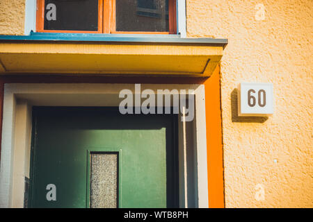 Eingangstür mit Nummer 60 Zeichen Stockfoto