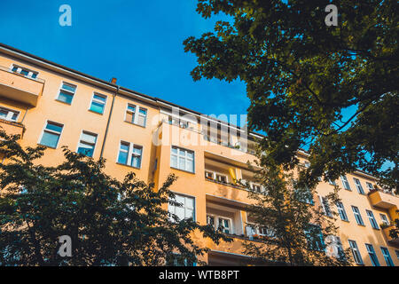 Typische Mehrfamilienhaus im Zentrum von Berlin. Stockfoto
