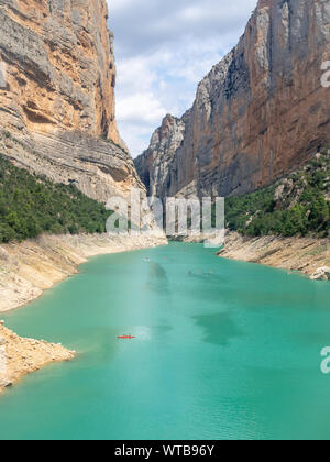 Congost de Mont-rebei (Mont-rebei Schlucht) Ribagorcana Fluss Noguera, Spanien. Luftaufnahme. Touristen in Kajaks sind sichtbar auf dem Wasser. Stockfoto