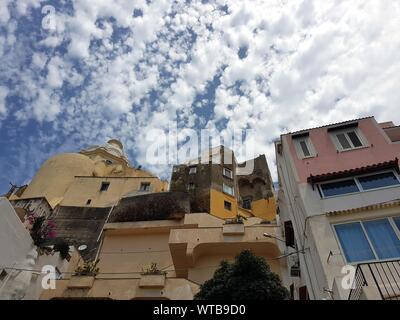 Einige Fassaden der Paläste von Procida im Sommer Stockfoto