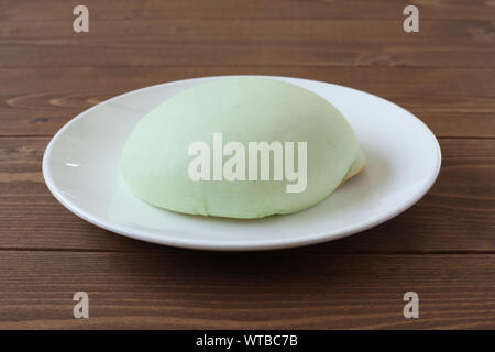 Grüne runde Melone pan auf Platte closeup auf Tabelle isoliert Stockfoto