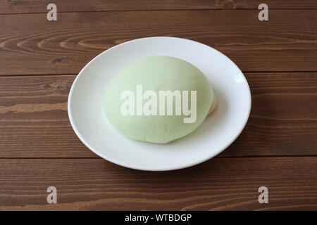 Grüne runde Melone pan auf Platte closeup auf Tabelle isoliert Stockfoto