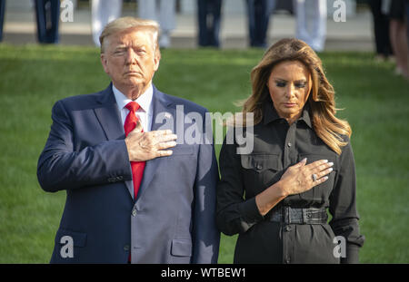 September 11, 2019, Washington, District of Columbia, USA: United States President Donald J. Trumpf und die erste Dame MELANIA TRUMP beobachten, ein Moment der Stille, um 8:46 Uhr EST in Gedenken an den 18. Jahrestag der Terroranschläge auf das World Trade Center in New York, New York und das Pentagon in Washington, DC. (Bild: © Ron Sachs/CNP über ZUMA Draht) Stockfoto