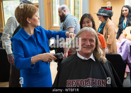 Edinburgh, Großbritannien. 5. September 2019. Bild: (links) Nicola Sturgeon MSP - Schottischer Erster Minister und Führer des SNP, schneiden die Haare (rechts) David Torrance, für MSP der SNP Kirkcaldy, für Maggies Krebsnächstenliebe, Hacken Die Mop. Colin Fisher/CDFIMAGES.COM Stockfoto