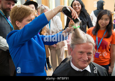 Edinburgh, Großbritannien. 5. September 2019. Bild: (links) Nicola Sturgeon MSP - Schottischer Erster Minister und Führer des SNP, schneiden die Haare (rechts) David Torrance, für MSP der SNP Kirkcaldy, für Maggies Krebsnächstenliebe, Hacken Die Mop. Colin Fisher/CDFIMAGES.COM Stockfoto