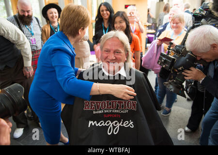 Edinburgh, Großbritannien. 5. September 2019. Bild: (links) Nicola Sturgeon MSP - Schottischer Erster Minister und Führer des SNP, schneiden die Haare (rechts) David Torrance, für MSP der SNP Kirkcaldy, für Maggies Krebsnächstenliebe, Hacken Die Mop. Colin Fisher/CDFIMAGES.COM Stockfoto