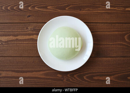 Grüne runde Melone pan auf Platte closeup auf Tabelle isoliert Stockfoto