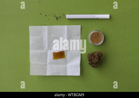 Verschiedene Formen von Marihuana zu rauchen (Zerbrechen konzentrieren, Blume, Kief und Gemeinsame gerollt) Stockfoto