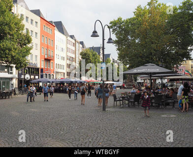 KOELN, Deutschland - ca. August 2019: Alter Markt (alter Markt) historischen Platz in der Altstadt (Altstadt) ist nun das Zentrum des Nachtlebens mit Kneipen und Stockfoto