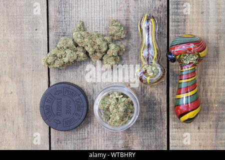 Marihuana in Glas mit Blumen und Rohre (Overhead) Stockfoto
