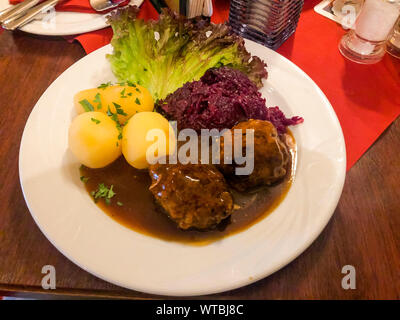 Lecker geschmorten Fleisch, Rotkohl und Kartoffelklöße. Photo Studio Stockfoto