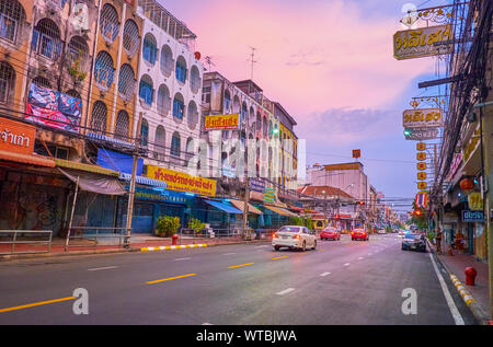 BANGKOK, THAILAND - 16. MAI 2019: am frühen Morgen in Bang Lamphoo Nachbarschaft mit leeren Straßen und bunten Himmel, am 16. Mai in Bangkok, Thailand Stockfoto
