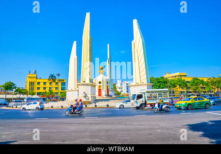 BANGKOK, THAILAND - 24 April 2019: Der Kreis Verkehr in Ratchadamnoen Avenue mit Blick auf die Demokratie Denkmal, das von vier Flügel umgeben - wie structu Stockfoto