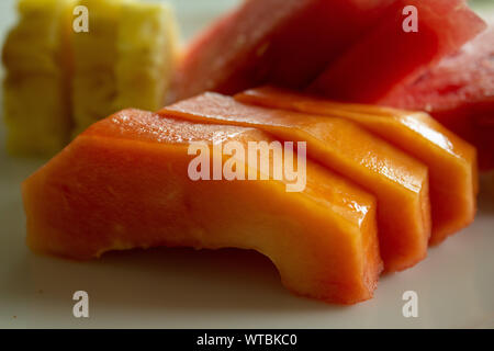 Gesunde Früchte Papaya, Wassermelonen und Ananas in Scheiben geschnitten Stockfoto