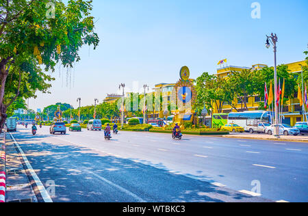 BANGKOK, THAILAND - 24 April 2019: Der ratchadamnoen Avenue ist eine von der Hauptverkehrsstraße im zentralen Bezirk mit zahlreichen Blumenbeeten und monumen Stockfoto