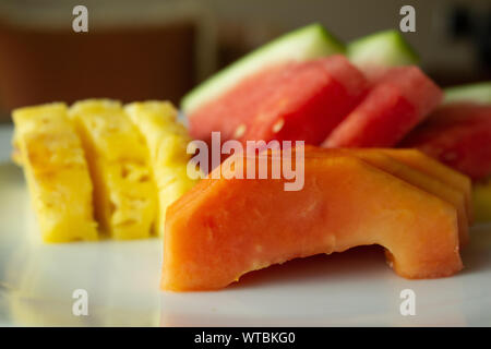 Anzeigen von Schichten, Papaya, Melone und Ananas Stockfoto