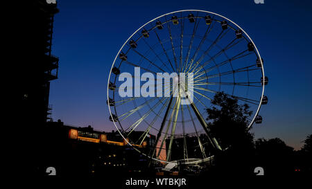 München - September 10, 2019: Das neu eröffnete riesige Werksviertel Hi-Sky im Münchner Stadtteil bei Nacht Stockfoto