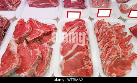 Rohes Rindfleisch Spareribs und Steaks, Fleischerzeugnisse in kleinen Metzgerei. Stockfoto