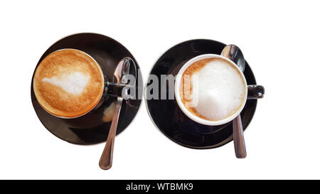 Blick von oben auf die zwei Kaffee Latte, Cappuccino Tasse isolieren auf weißem Hintergrund mit Freistellungspfaden. Stockfoto