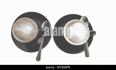 Abstrakte Schwarz und Weiß top Aussicht auf zwei Kaffee Latte, Cappuccino Tasse im Hintergrund. Stockfoto