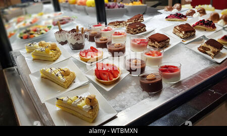 Buffet viele Kuchen, Süße auf das Essen, verschiedene Dessert Kuchen für den Verkauf im Shop. Stockfoto