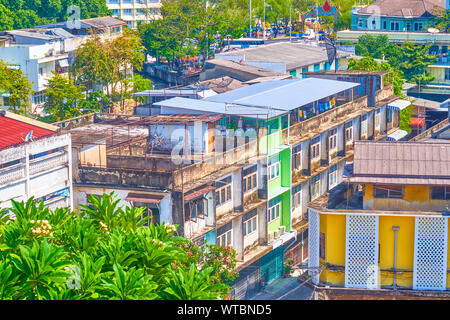 Der schäbigen Häuser in historischen Pom Präp Sattru Phai District, dem zentralen Wohngegend mit alten Häusern in der Nähe der wichtigsten Sehenswürdigkeiten, Bangkok, Stockfoto