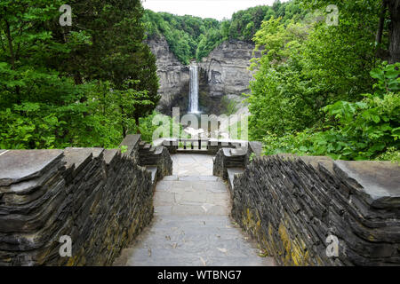 Eine Steintreppe führt zu einer spektakulären Aussicht auf die 215 ft Kaskade der Taughannock Falls. Stockfoto