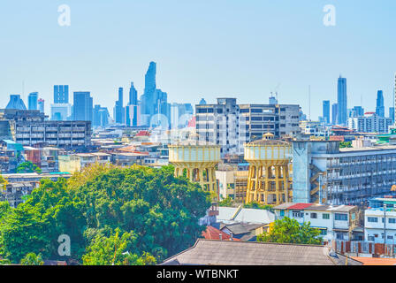 Die beiden Wassertürme in der Umgebung der armen Wohnviertel Pom Präp Sattru Phai district in Bangkok, Thailand Stockfoto