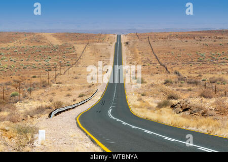 B1 Nationale Route in der Nähe von Keetmanshop, Namibia Stockfoto