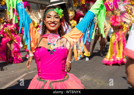 Eine Parade goer trägt einen colorfuls Outfit Tänze an der Notting Hill Carnival am Montag, den 26. August 2019 Stockfoto