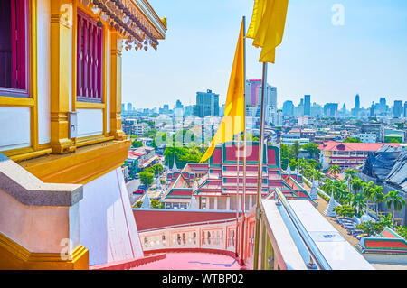 BANGKOK, THAILAND - 24 April 2019: Der letzte Teil der aufsteigende Treppe zum Wat Saket (goldener Berg) Tempel mit gelb Royal Flaggen dekoriert Stockfoto