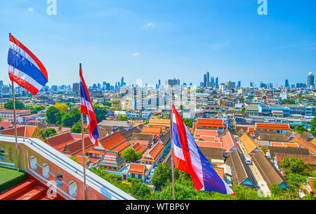 Die malerischen Blick auf Bangkok Stadtbild mit nationalen Flaggen von Thailand in die Geländer der Treppe des Wat Saket (Golden Mount) Vorl befestigt Stockfoto