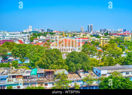 Die schöne Aussicht auf die Innenstadt von Bangkok mit herrlichen Loha Prasat Komplex, Thailand Stockfoto