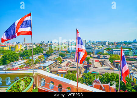 BANGKOK, THAILAND - 24 April 2019: Der wehende Fahnen von Thailand, auf dem Geländer der Golden Mount Temple verbunden mit einem Blick über die citysc Stockfoto