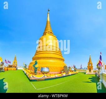 BANGKOK, THAILAND - 24 April 2019: Der wunderschöne goldene Chedi auf der Spitze des Wat Saket (Golden Mount) Tempel und Walking Innenhof mit kleinen auf Stockfoto