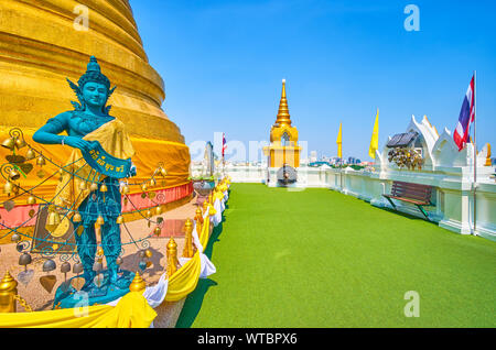 BANGKOK, THAILAND - 24 April 2019: Der kleine Fuß Plattform um Chedi auf der Spitze des Wat Saket (Golden Mount) Tempel, am 24. April in Bangkok. Stockfoto