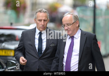 Ian Paisley Jnr MP (DUP: Nord Antrim) und Laurence Robertson MP (Tewkesbury) Ankunft in Downing Street für ein Jahr an der Nummer 10, 2. September 201 Stockfoto