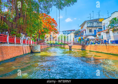 BANGKOK, THAILAND - 24 April 2019: Die Bootsfahrt durch die Bang Lamphu Khlong (Kanal) ist am besten Weg Altstadt mit vielen kleinen Brücken zu erkunden, Shab Stockfoto