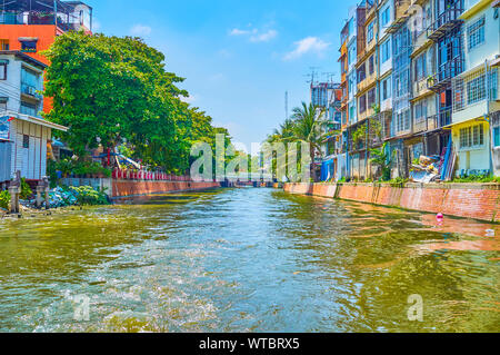 Die schnelle Fahrt durch die engen Bang Lamphu Khlong (Kanal), mit schäbigen Wohnräume, Slums und engen Straßen von Bangkok, Thailand gefüttert Stockfoto