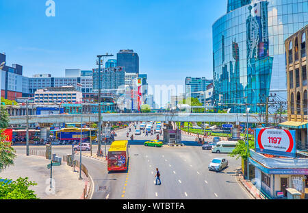 BANGKOK, THAILAND - 24 April 2019: Ratchaprarop Road ist mit schäbigen Gebäuden und Ställen der Pratunam Markt gesäumt; moderne Geschäfts- und Einkaufszentren. Stockfoto