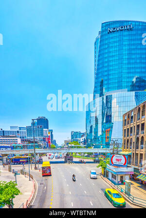 BANGKOK, THAILAND - 24 April 2019: Die städtische Szene in Ratchathewi Bezirk mit modernen Glas hotel Gebäude und große Ratchaprarop Road, am 24. April Stockfoto